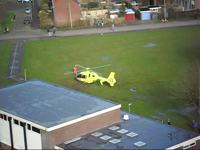 814 Traumahelicopter stijgt op bij de_Driehoek_Mercuriusweg, Na ongeval bij de Bernard Zweersflat vertrekt de ...